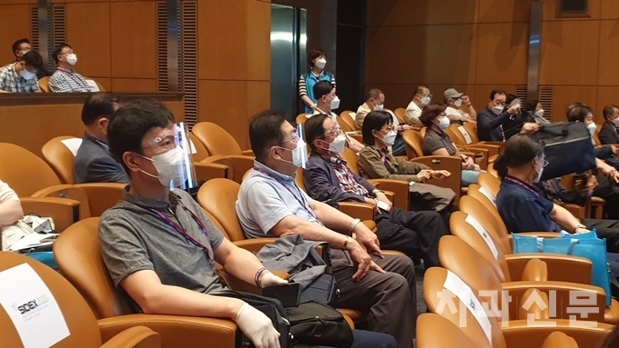 학술대회장에서는 좌석을 띄어앉고 마스크와 페이스쉴드 등을 착용하고 강연이 진행됐다.