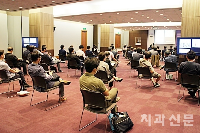 좌석 간 거리두기가 잘 시행되고 있는 강연장 내부 모습.