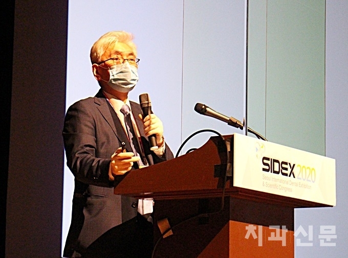 이철규 원장이 의료윤리 강연을 진행하고 있다.