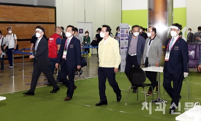 정순균 강남구청장이 김민겸 회장 등과 전시장을 둘러보고 있다.