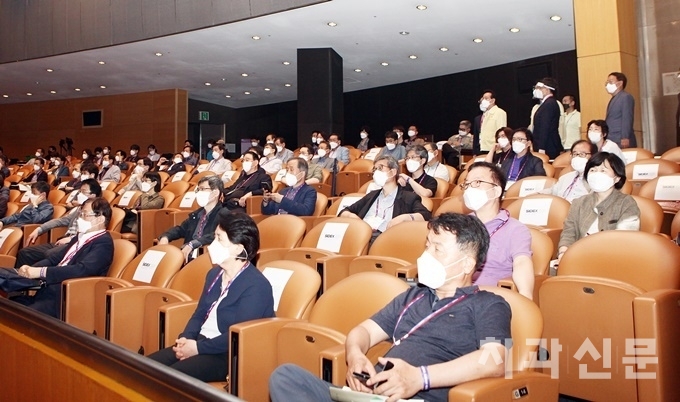 오디토리움 뒷편에서 강연장을 둘러보고 있는 강남구청 및 주최측 관계자들
