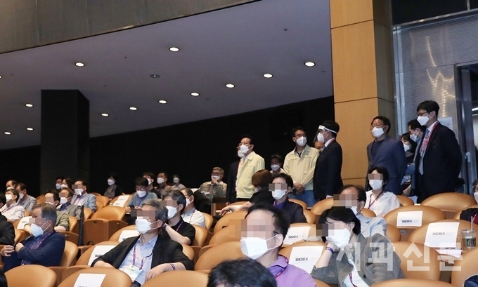 정순균 강남구청장이 학술대회 첫 날인 6일 오후 현장을 방문하고 전시장과 강연장을 둘러봤다.