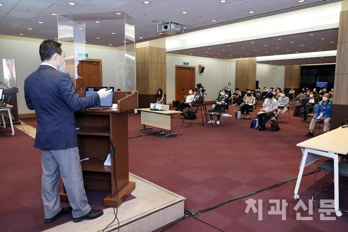 대다수 학술강연장 내부는 충분한 간격유지를 위해 테이블을 설치하지 않고 의자를 띄엄띄엄 배치했다.
