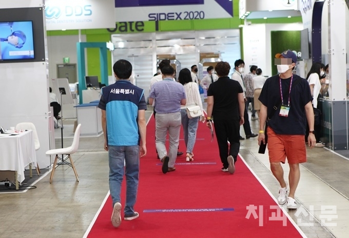 서울시와 강남구보건소에서는 행사 첫날부터 마지막 날까지 사흘간 현장점검인력을 파견해 방역지침 등을 점검했다.