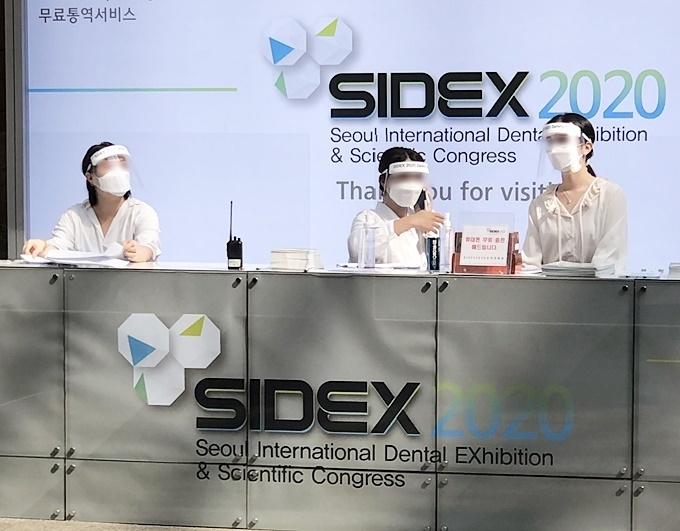 한스코리아가 지원한 페이스쉴드를 착용한 SIDEX 2020 안내요원.