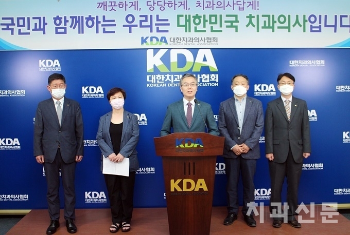 치협 이상훈 집행부의 첫 정례브리핑이 지난 1일 치과의사회관에서 진행됐다. 치협은 앞으로 매월 첫째주와 셋째주 수요일에 정례브리핑을 통해 회원과 소통을 강화한다는 방침이다.