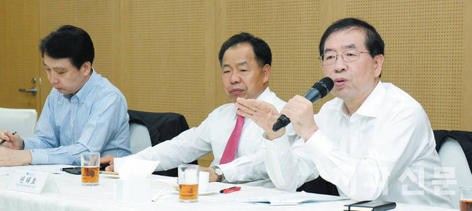 지난 2014년 서울시치과의사회 및 25개구회장협의회와 간담회를 갖고 학생주치의사업 확대방안을 논의한 박원순 서울시장.