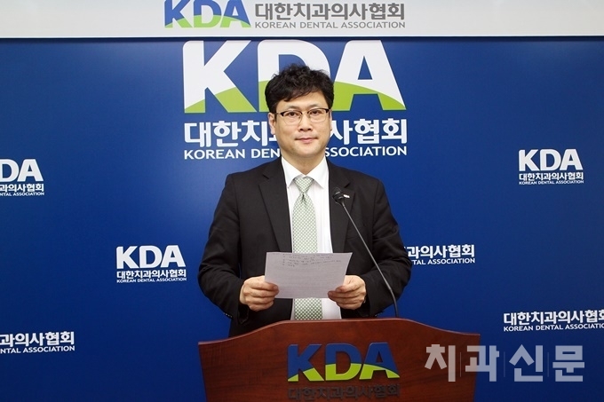 치협 이석곤 법제이사가 22일(오늘) 정례브리핑에서 제31대 이상훈 집행부 이사진 일동 명의의 대회원 입장문을 낭독하고 있다.