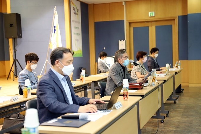 치협이 지난 18일 정기이사회를 개최했다. 최근 심각해진 코로나19 사태를 감안해 이사회는 5층 강당에서 참석자 간 충분한 거리두기를 유지한 채 진행됐다.