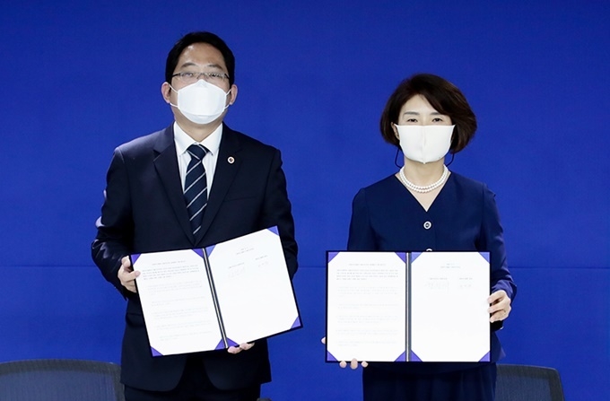 대한의사협회 최대집 회장(사진 좌)과 더불어민주당 한정애 정책위의장(사진 우)이 4일 오전 더불어민주당 중앙당사에서 정책협약 이향 합의서에 서명했다. 사진출처/더불어민주당 홈페이지
