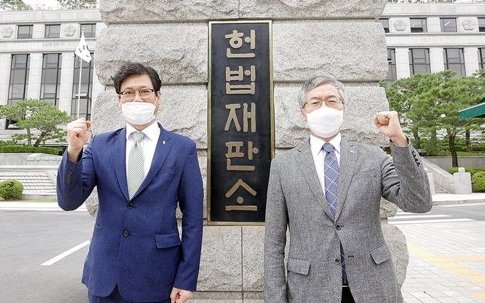 치협 이상훈 회장(사진 우)과 이석곤 법제이사(사진 좌)가 지난달 31일 헌법재판소 앞에서 1인1개소법 합헌 판결 1주년을 기념하는 성명서를 발표했다.