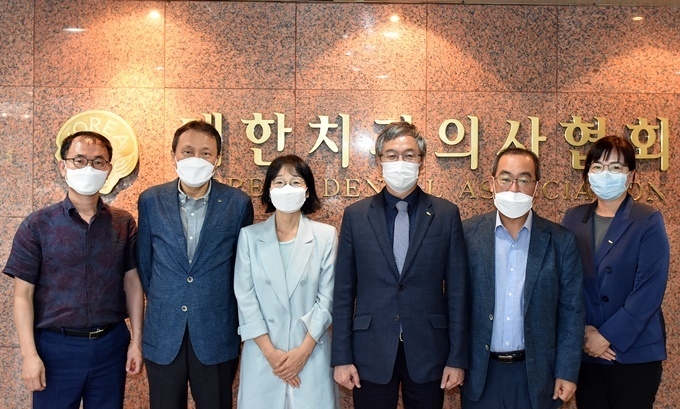치협 이상훈 회장과 관련 임원들이 복지부 구강정책과 관계자들과 기념촬영을 하고 있다.