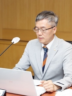 치협 이상훈 회장이 첫 비대면 화상회의를 진행된 이사회를 주재하고 있다.