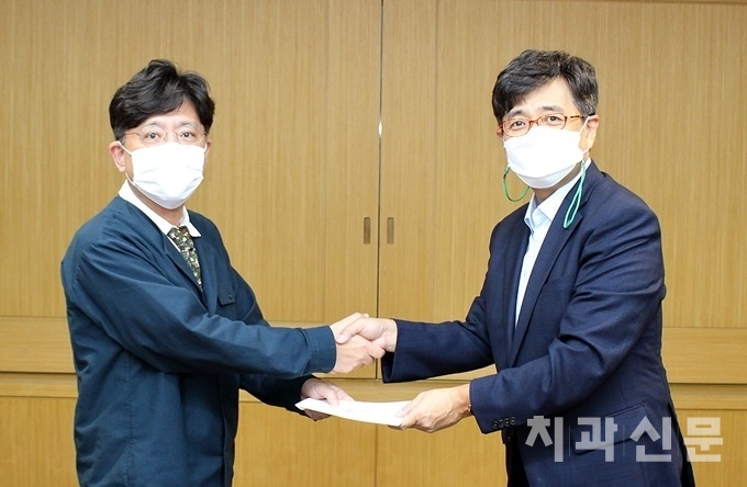 서울지부 김민겸 회장(사진 우)이 구회장협의회 장승영 회장(사진 좌)에게 격려금을 전달하고 있다.