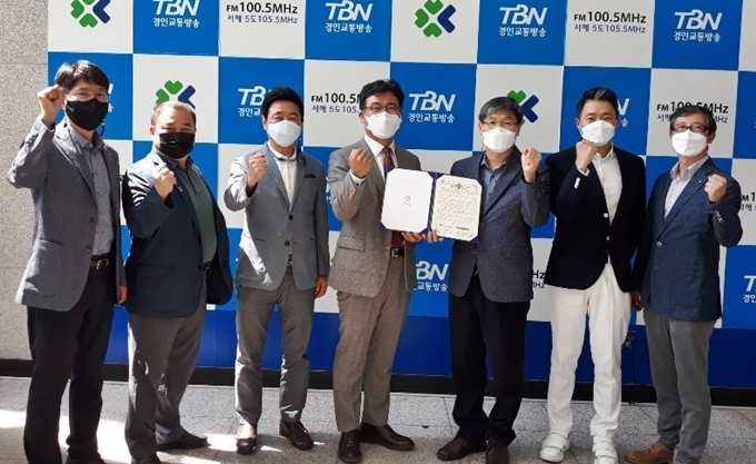 지난 8월 25일 인천지부와 경인교통방송이 다양한 구강정보 제공 및 사회공헌 활동에 적극적인 협력을 약속하는 업무협약을 체결했다. 무료 봉사활동 등 인천지부의 다양한 재능기부를 통해 치과의사에 대한 인식개선 효과도 있을 것으로 기대된다.