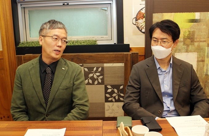민족의 대명절인 한가위 추석을 일주일 앞둔 지난 23일 치협 이상훈 회장과 박종진 홍보이사가 전문지 기자단과 오찬 모임을 갖고 당면한 치과계 현안에 대한 치협 집행부의 입장을 소개했다.