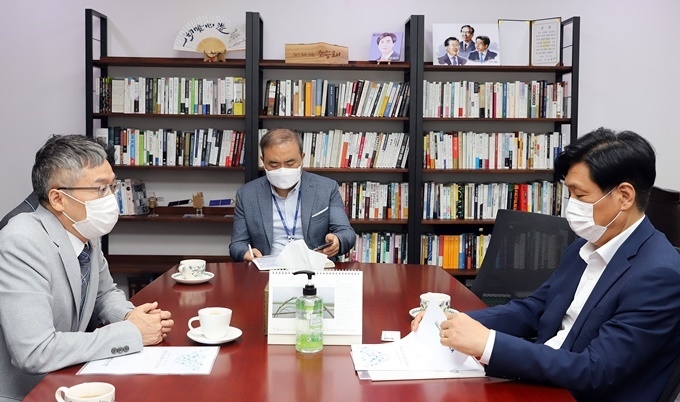치협 이상훈 회장이 더불어민주당 조승래 의원을 만나 국립치의학연구원 설립 추진에 대한 관심과 협조를 당부했다.
