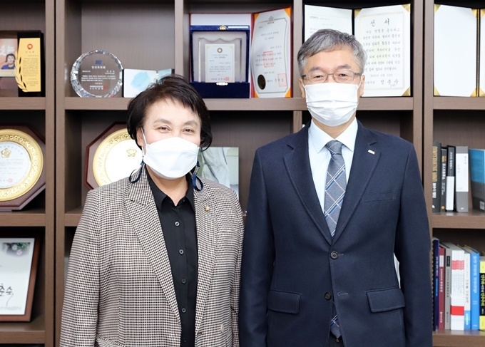 치협 이상훈 회장이 더불어민주당 정춘숙 의원을 방문해 1인1개소법 보완입법에 대해 설명하고 협조를 당부했다.