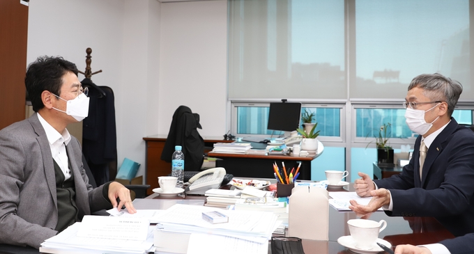 전봉민 의원(국민의힘)과 면담하고 있는 치협 이상훈 회장(사진 우)