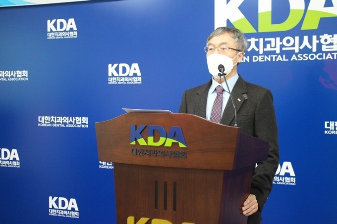 지난 18일 열린 치협 정례 브리핑에 나선 이상훈 회장.