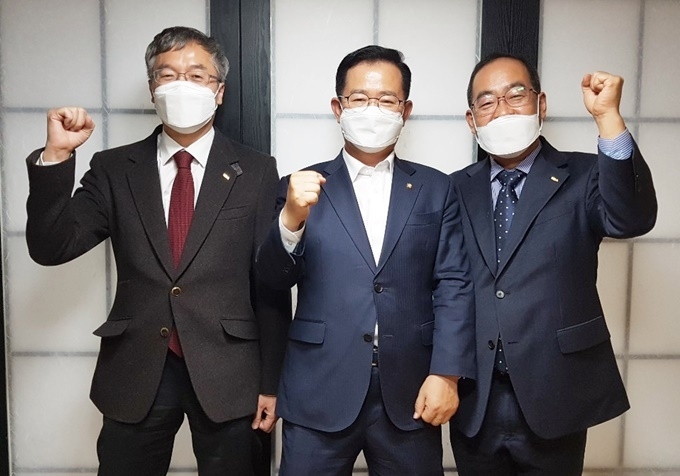 사진 왼쪽부터 치협 이상훈 회장, 이용빈 의원, 최치원 총무이사