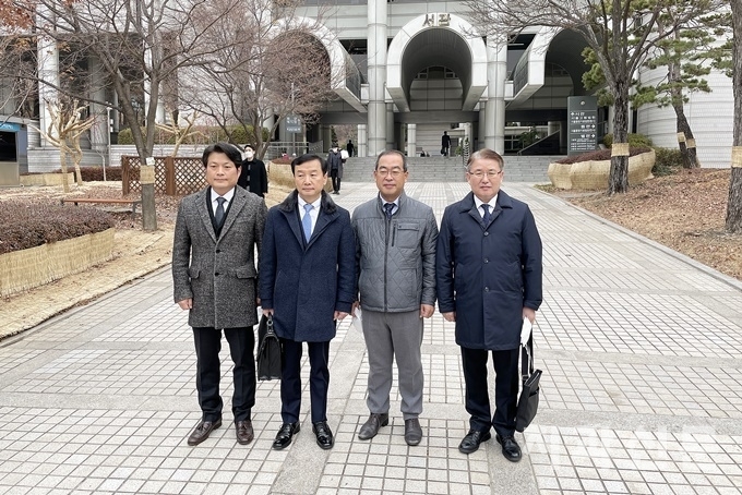 대한치과의사협회 최치원 총무이사(왼쪽에서 세 번째), 김재성 법제이사(왼쪽에서 두 번째) 등 관계자들이 10일 서울중앙지법에서 진행된 재판에 참관했다.