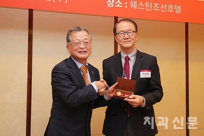 감사패를 전달받은 이승종 초대 이사장.