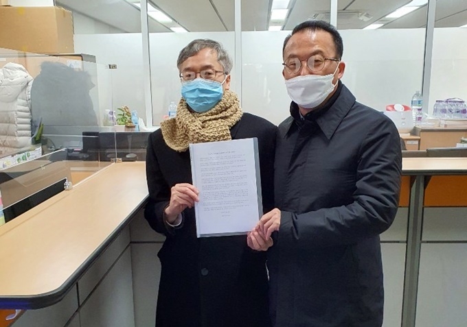 치협 이상훈 회장(사진 좌)과 지부장협 박현수 회장(사진 우)이 복지부에 반대 성명을 전달했다.