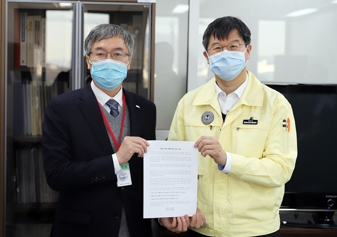 대한치과의사협회 이상훈 회장(사진 좌)과 보건복지부 이기일 보건의료정책실장(사진 우)