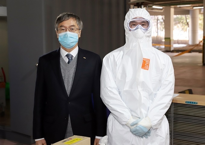 세종특별자치시 어진동 선별검사소를 찾아 업무에 헌신하고 있는 치과공보의를 격려한 치협 이상훈 회장. 사진 오른쪽은 2년차 치과공보의인 배인재 씨.