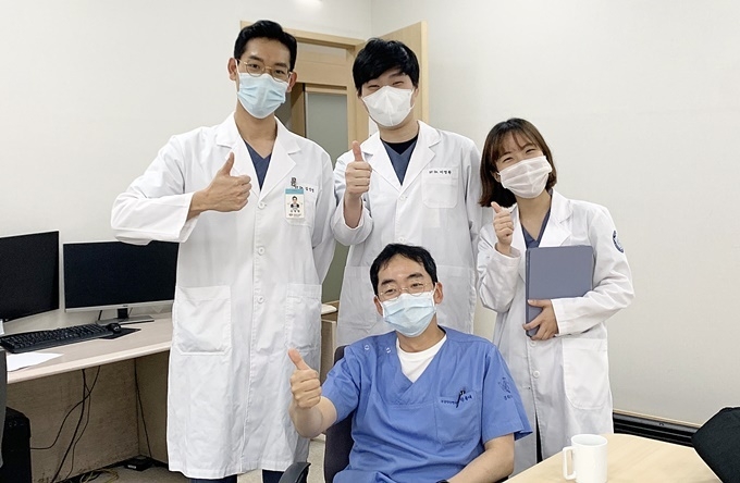 전국 치대 및 치전원 학생학술경연대회에서 대상을 받은 경희치대 김성범·이민아·이명환 학생과 권용대 지도교수