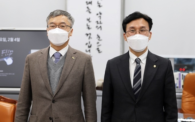 치협 이상훈 회장(사진 좌)와 국회 김민석 보건복지위원장(사진 우)