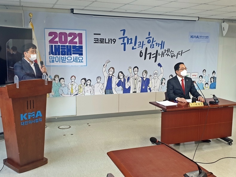 대한의사협회와 전국 16개 시도의사회 회장은 지난 20일 금고 이상의 형을 선고 받은 의료인의 면허를 취소하는 의료법 개정안을 절대 수용할 수 없다는 내용의 성명을 발표했다. 