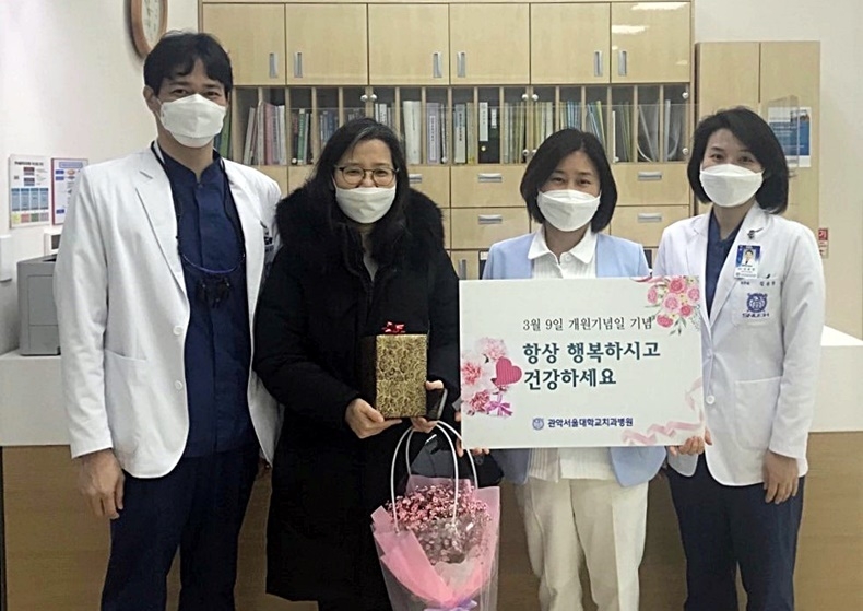 관악서울대치과병원이 지난 3월 9일 개원 6주년을 맞아 39번째 내원환자에게 기념품 등을 전달했다. 사진은 좌로부터 김재영 진료부장, 39번째 내원환자, 김명희 파트장, 김윤정 교수