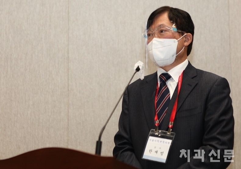 한재범 감사가 감사보고를 하고 있다.