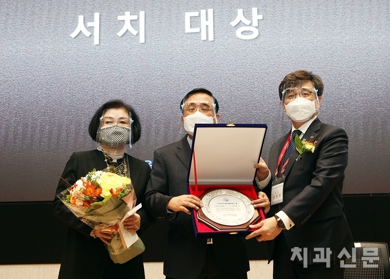 서울시치과의사회 김민겸 회장(사진 우)이 제29회 서치대상을 수상한 예의성 회원(사진 가운데)에게 상패를 전달했다.