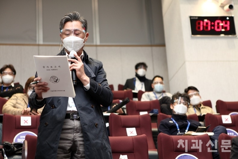 총회에서 발언하고 있는 원기욱 대의원(송파구회)