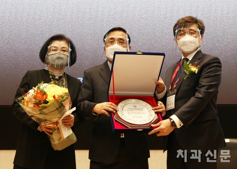 예의성 원장(가운데)이 서치대상을 수상 후 기념촬영을 하고 있다.