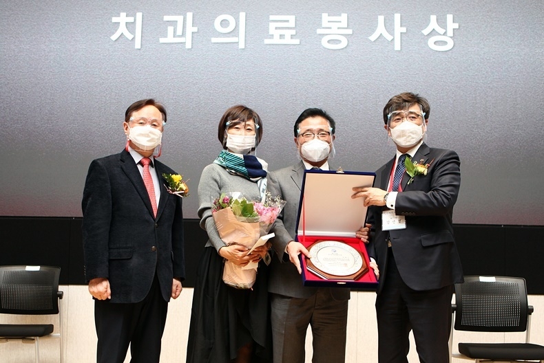 2021 서울시치과의사회 치과의료봉사상은 노원구회 최병기 회원에게 돌아갔다. 시상은 서울시치과의사회 제70차 정기대의원총회 석상에서 이뤄졌으며, 서울시치과의사회 김민겸 회장(사진 우)과 매년 치과의료봉사상을 후원하고 있는 오스템임플란트의 덴올 이광렬 전무이사(사진 좌)가 함께 했다. 사진 중앙은 최병기 회원 내외.