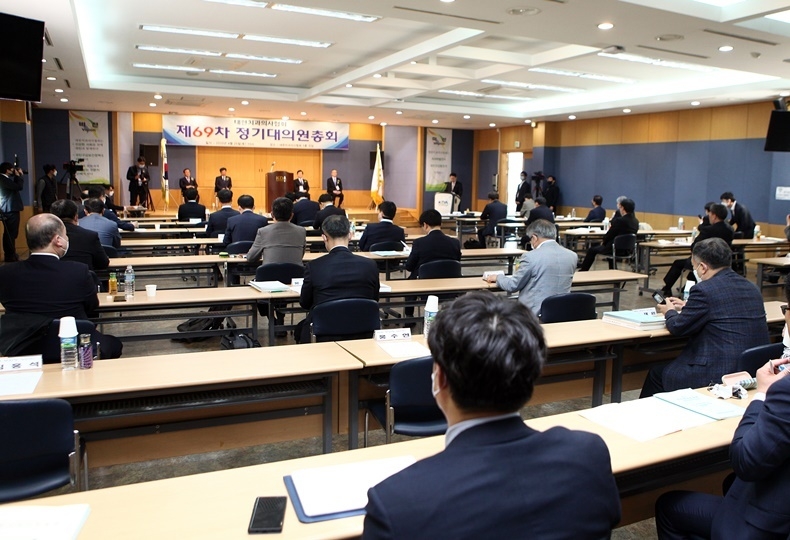 지난해 치협 제69차 정기대의원총회는 최소 인원만 참석한 가운데 치과의사회관에서 진행된 바 있다. 안건심의 및 표결은 온라인 사전투표로 이뤄졌다.