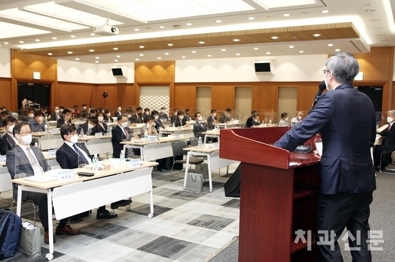 치협 이상훈 회장이 대의원들의 질의에 답하고 있다.