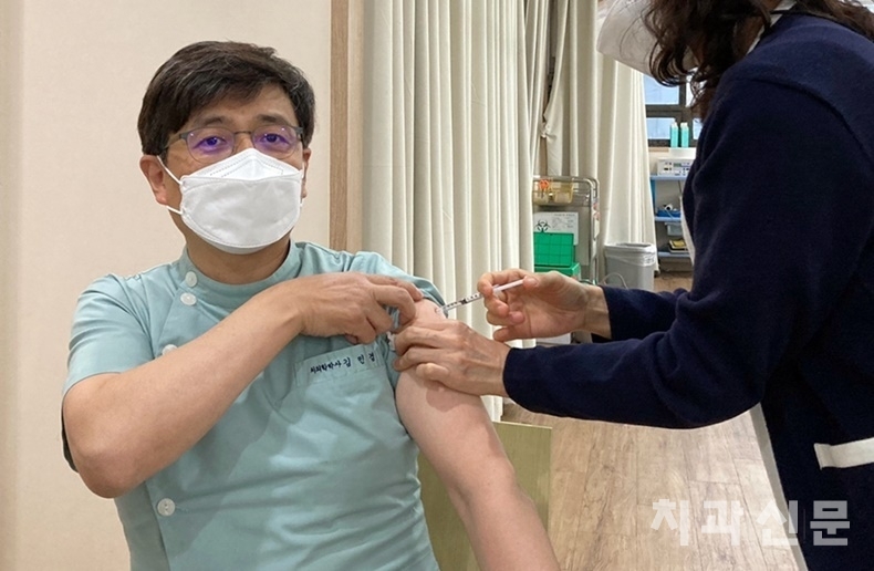 치과 인근 접종 위탁의료기관에 방문해 AZ 백신을 접종받고 있는 서울시치과의사회 김민겸 회장