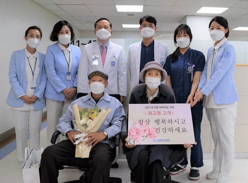 어버이날을 맞아 설양조 과장(왼쪽 뒷줄 세번째)과 김선영 치의료관리담당 교수(왼쪽 뒷줄 네번째)가 치주과를 내원한 최고령 환자에게 꽃다발과 기념품을 전달했다.