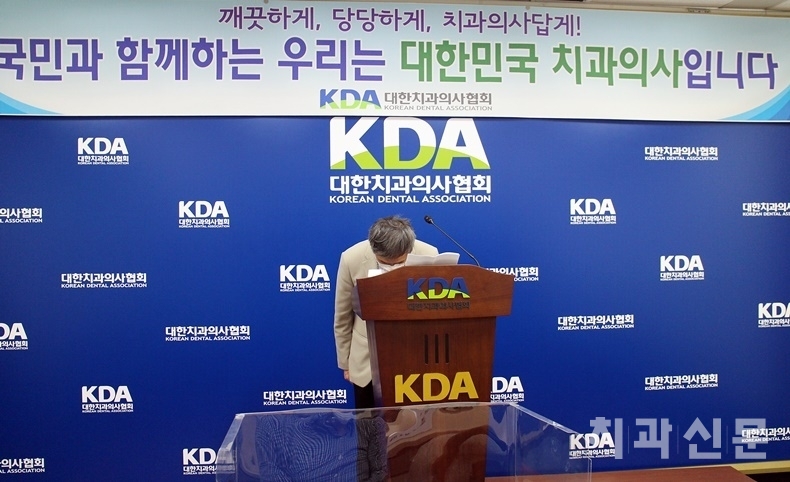 대한치과의사협회 이상훈 회장이 오늘(12일) 오후 긴급 기자간담회를 갖고 회장직 자진 사퇴를 전격 발표했다.