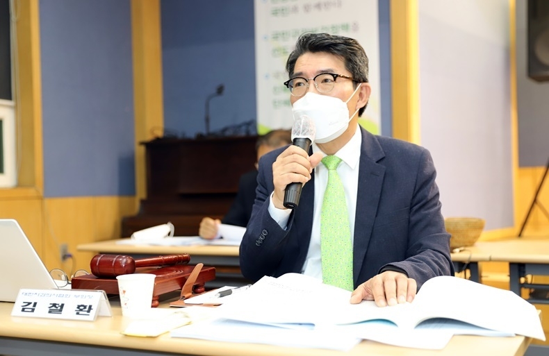 지난 18일 정기이사회에서 치협 김철환 부회장이 회장 직무대행으로 선임됐다.