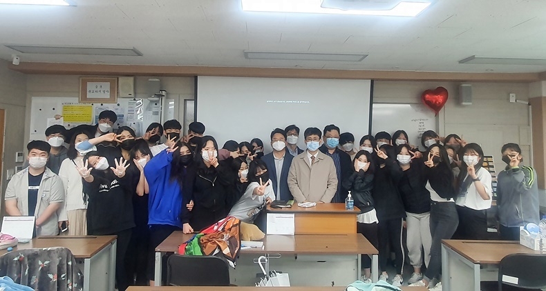 영등포구치과의사회는 매년 정례적으로 관내 서울산업정보학교 보건간호과 학생들에게 치과 취업 연계교육 및 실습을 진행해오고 있다.
