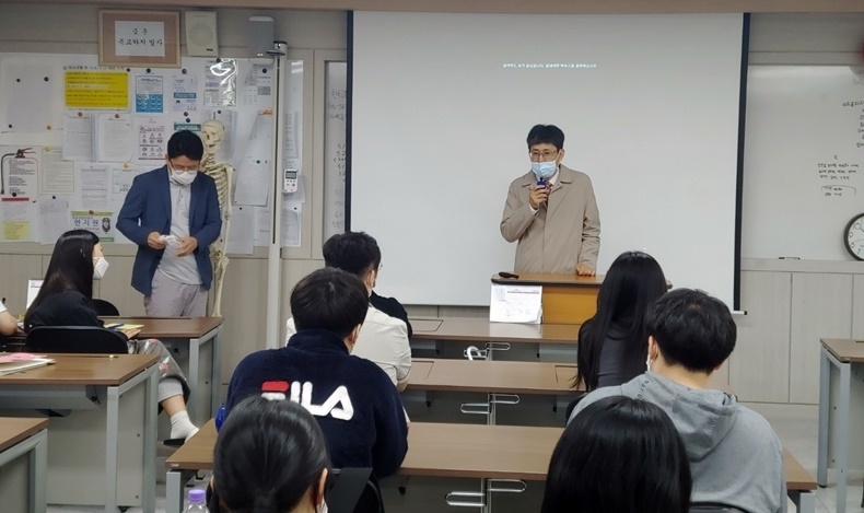 영등포구치과의사회 김석중 회장이 보건간호과 학생들과 인사를 나누고 있다.