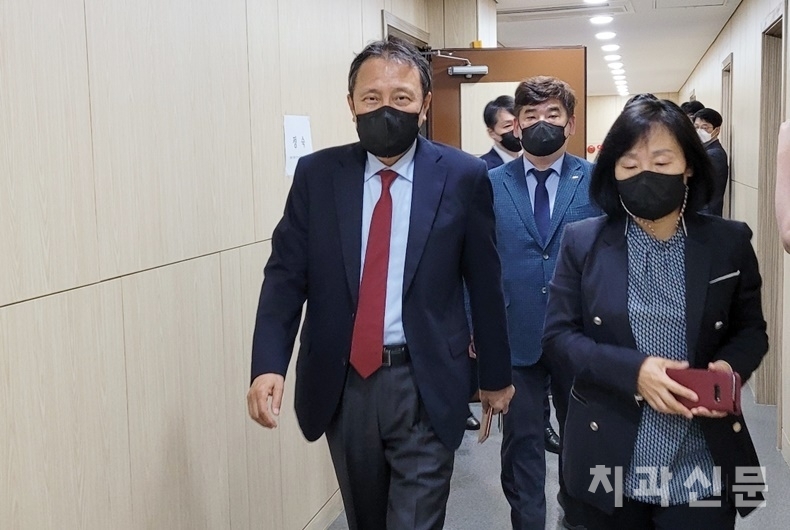 치협 수가협상단은 2022 치과 수가협상이 최종결렬됐다고 밝혔다. 사진은 치협 수가협상단장인 마경화 부회장(사진 좌)과 김수진 전 치협 보험이사(사진 우) 등이 협상장을 퇴장하고 있는 모습.