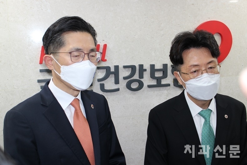 의협수가협상단이 1일 오전 6시 40분경 가장 먼저 수가협상 타결 소식을 알렸다. 이필수 의협회장(좌)이 마지막 브리핑에 함께 나섰다. 