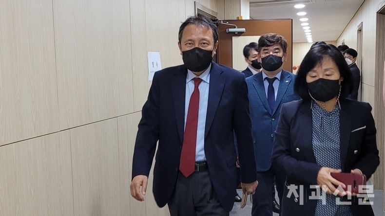치협수가협상단은 공단이 제시한 2.2% 인상률은 받아들일 수 없음을 분명히 하고 오전 8시 25분경 협상장을 빠져나갔다. 수가협상 최종일 협상이 시작된 지 무려 15시간이 넘은 시각이었다. 